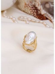 L'Atelier de Gaia Pozłacany pierścionek z perłą rozmiar: onesize. Białe pierścionki L'Atelier de Gaia, z perłą, pozłacane. Za 126.45 zł.