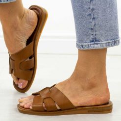 Brązowe skórzane klapki damskie Cambell 64310. Brązowe klapki Cambell, bez wzorów, ze skóry, eleganckie, bez obcasa, na płaskiej podeszwie, bez zapięcia. Za 199.00 zł.