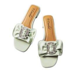 Zielone eleganckie klapki z cyrkoniami Fifi. Zielone klapki bez wzorów, z materiału, casualowe, z okrągłym noskiem, bez obcasa, na płaskiej podeszwie, bez zapięcia. Za 81.83 zł.