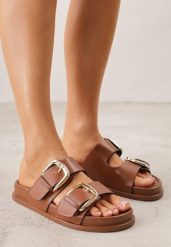 Brązowe Klapki z Metalicznymi Klamrami Aetheta. Brązowe klapki Renee, bez wzorów, bez obcasa, na płaskiej podeszwie, bez zapięcia. Za 79.99 zł.