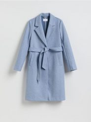 Płaszcz z wiązanym paskiem - jasnoniebieski. Niebieskie płaszcze Reserved, l, bez wzorów, z dzianiny, bez kaptura. Za 159.99 zł.