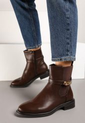 Brązowe Botki Typu Sztyblety z Ozdobnym Paskiem z Metalową Aplikacją Riaessa. Brązowe botki Born2be, z aplikacjami, z jeansu, eleganckie, bez obcasa, na obcasie, bez zapięcia. W wyprzedaży za 104.99 zł.