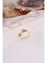 Pierres delicates Pozłacany pierścionek z perłami syntetycznymi rozmiar: onesize. Żółte pierścionki Pierres delicates, pozłacane. Za 74.11 zł.