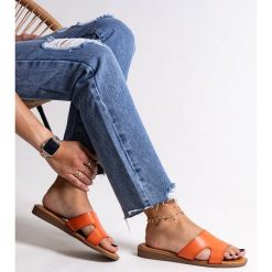 Pomarańczowe klapki z eco skóry Kajetana. Brązowe klapki bez wzorów, ze skóry, casualowe, z okrągłym noskiem, bez obcasa, na obcasie, bez zapięcia. Za 81.83 zł.
