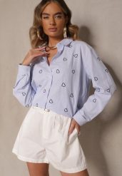 Niebiesko-Granatowa Koszula Oversize w Prążki Zdobiona Haftem w Serca Nitavela. Niebieskie koszule Renee, z aplikacjami, z jeansu, eleganckie, bez kołnierzyka, bez ramiączek. W wyprzedaży za 75.99 zł.