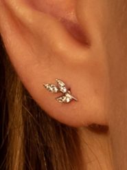 OR ÉCLAT Złote kolczyki-wkrętki "three petals" z cyrkoniami rozmiar: onesize. Szare kolczyki Or Éclat, z cyrkonią, złote. Za 347.99 zł.