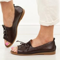 Brązowe skórzane płaskie sandały damskie Cambell 19388. Brązowe sandały Cambell, bez wzorów, z jeansu, eleganckie, bez obcasa, na płaskiej podeszwie, bez zapięcia. Za 219.00 zł.