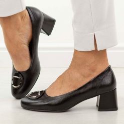 Czarne czółenka damskie na obcasie Jezzi asa281-4. Czarne czółenka Jezzi, na jesień, z aplikacjami, z materiału, eleganckie, z okrągłym noskiem, bez obcasa, na obcasie, bez zapięcia. Za 189.00 zł.