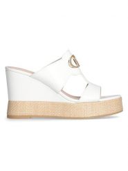 Liu Jo Skórzane klapki w kolorze białym na koturnie rozmiar: 38. Białe klapki Liu Jo, bez wzorów, klasyczne, z otwartym noskiem, bez obcasa, na koturnie, bez zapięcia. Za 276.05 zł.