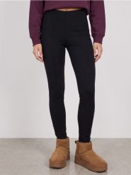 Legginsy z domieszką wiskozy - czarny. Czarne legginsy Sinsay, bez wzorów, z wiskozy. Za 39.99 zł.