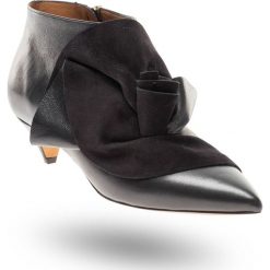 Botki EMPORIO ARMANI. Czarne botki Emporio Armani, z aplikacjami, ze skóry, bez obcasa, bez zapięcia. W wyprzedaży za 417.80 zł.