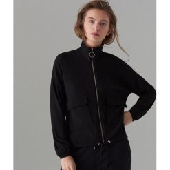 Prążkowana bluza ze stójką - Czarny. Bluzy Mohito. Za 119.99 zł.