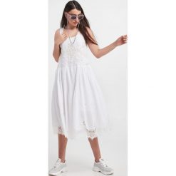 Sukienka TWINSET. Białe sukienki Twinset Milano, bez wzorów, z koronki, bez kołnierzyka, bez ramiączek, midi, plisowane. W wyprzedaży za 1,263.20 zł.
