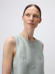 Bluzka z ozdobnym haftem - miętowy. Zielone bluzki Reserved, l, bez wzorów, z tkaniny, bez kołnierzyka, bez ramiączek. Za 109.99 zł.