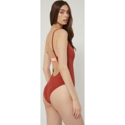 Puma jednoczęściowy strój kąpielowy 935505 kolor brązowy miękka miseczka. Brązowe stroje jednoczęściowe Puma, bez wzorów, z materiału. Za 169.99 zł.
