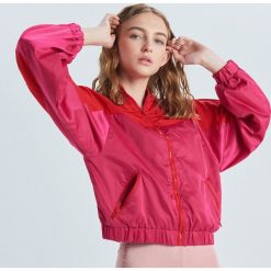 Nylonowa kurtka z kapturem - Czerwony. Kurtki marki Cropp. Za 139.99 zł.