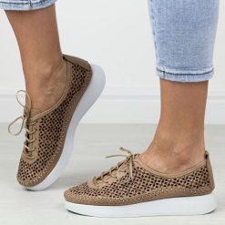 Beżowe skórzane półbuty damskie T.Sokolski 714. Brązowe półbuty wsuwane Sokolski, na lato, w ażurowe wzory, z materiału, klasyczne, bez obcasa. Za 249.00 zł.