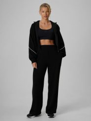 4F Spodnie kibica z szerokimi nogawkami damskie - czarne XS. Czarne spodnie dresowe 4f, bez wzorów, z dresówki. Za 159.99 zł.