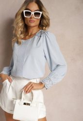 Jasnoniebieska Koszulowa Bluzka Retro z Ozdobną Koronką i Marszczeniem Udeviana. Niebieskie bluzki Renee, m, bez wzorów, z koronki, eleganckie, bez kołnierzyka, bez ramiączek. W wyprzedaży za 47.99 zł.