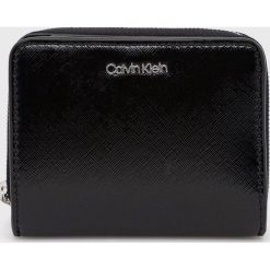 Calvin Klein portfel damski kolor czarny. Czarne portfele Calvin Klein, bez wzorów. Za 269.99 zł.