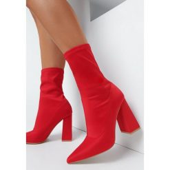 Czerwone Botki Xylephise. Czerwone botki Born2be, bez wzorów, z satyny, za kostkę, bez obcasa, na obcasie, bez zapięcia. W wyprzedaży za 164.99 zł.