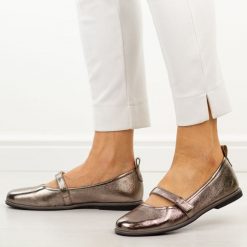 Skórzane gun baleriny damskie Filippo Dp7742/26. Szare baleriny Filippo, bez wzorów, z jeansu, biznesowe, z okrągłym noskiem, bez obcasa, na płaskiej podeszwie, bez zapięcia. Za 219.00 zł.