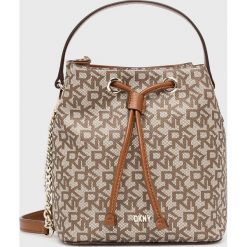 Dkny torebka R22JJS39 kolor beżowy. Brązowe torebki klasyczne DKNY, bez wzorów, na ramię, bez dodatków. Za 979.99 zł.