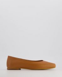 KLASYCZNE BALERINY E125 COCONUT. Baleriny Venezia, bez wzorów, ze skóry, klasyczne, bez obcasa, bez zapięcia. Za 179.00 zł.