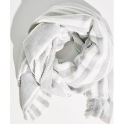 Szalik w pasy - Jasny szar. Szaliki i kominy marki B'TWIN. W wyprzedaży za 19.99 zł.