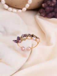 Pierres de Jade Pozłacany pierścionek z perłami i ametystami rozmiar: onesize. Białe pierścionki Pierres de Jade, z ametystem, pozłacane. Za 30.99 zł.