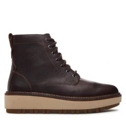 Botki Clarks. Brązowe botki Clarks, bez wzorów, bez obcasa, na płaskiej podeszwie, bez zapięcia. Za 359.99 zł.
