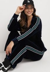 Granatowy Welurowy Komplet Dresowy z Ozdobnym Lampasem Bluza ze Stójką i Proste Spodnie Seralina. Niebieskie bluzy Born2be, l, bez wzorów, z dresówki, bez ramiączek, bez kaptura. W wyprzedaży za 101.99 zł.