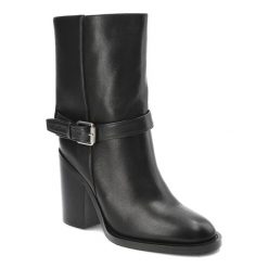 Czarne Botki Carinii Eleganckie Obuwie Damskie Na Słupku. Czarne botki Carinii, bez wzorów, ze skóry, eleganckie, bez obcasa, na obcasie, bez zapięcia. Za 529.00 zł.