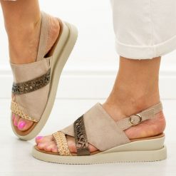 Beżowe zamszowe sandały damskie na koturnie Jezzi 2267-13. Brązowe sandały Jezzi, bez wzorów, z zamszu, eleganckie, bez obcasa, na koturnie, bez zapięcia. Za 189.00 zł.