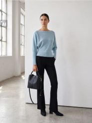 Sweter z dekoltem w łódkę - błękitny. Niebieskie swetry Sinsay, l, bez wzorów, bez ramiączek. Za 49.99 zł.