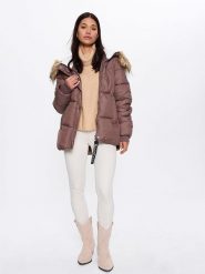 Bébé Kurtka zimowa w kolorze jasnoróżowym rozmiar: XL. Różowe kurtki bebe, na zimę, xl, bez wzorów, z puchu, bez kaptura. Za 200.13 zł.