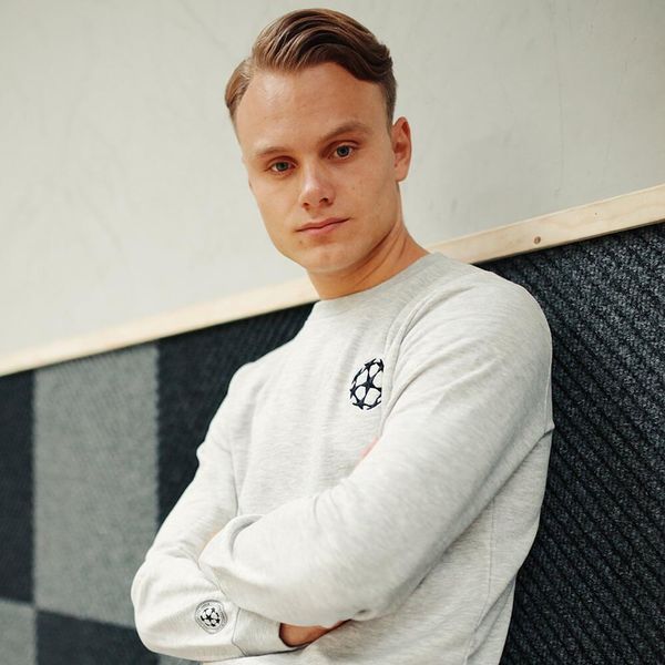 Champions League lifestyle bluza. Szare bluzy CHAMPIONS LEAGUE, l, bez wzorów, z bawełny, bez kaptura, do piłki nożnej. Za 199.99 zł.