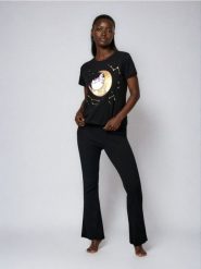 Piżama z topem o kroju boxy i spodniami z prążkowanej dzianiny Pusheen - czarny. Czarne piżamy Sinsay, l, bez wzorów, z dzianiny, bez kołnierzyka, bez ramiączek. Za 59.99 zł.