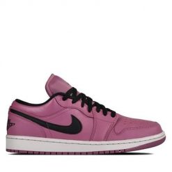 Buty do chodzenia damskie Nike Air Jordan 1 Retro Low. Czerwone buty treningowe Nike, bez wzorów, z materiału, bez zapięcia, trekkingowe, Nike Air Jordan. Za 729.00 zł.