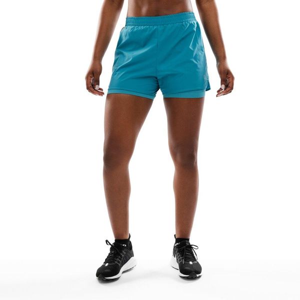 Damskie spodenki treningowe 2 w 1 Fitness Siroko Gili. Niebieskie szorty sportowe SIROKO, bez wzorów, z materiału, na fitness i siłownię. W wyprzedaży za 105.00 zł.