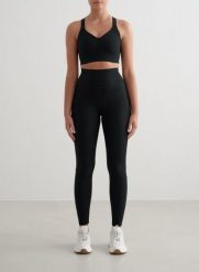 Damskie legginsy prążkowane, wysoki stan, boczna kieszeń Performance czarne. Czarne legginsy AIM'N, bez wzorów, z elastanu. Za 297.00 zł.