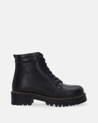 CZARNE BOTKI NA MASYWNEJ PODESZWIE 24017 BLACK. Czarne botki Venezia, bez wzorów, ze skóry, bez obcasa, bez zapięcia. Za 369.00 zł.