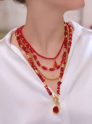 L'Atelier de Gaia Pozłacany naszyjnik z elementami ozdobnymi - dł. 55 cm rozmiar: onesize. Czerwone naszyjniki L'Atelier de Gaia, z materiału, z koralem, pozłacane. Za 117.99 zł.