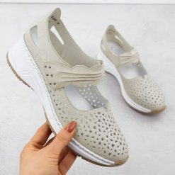 Skórzane półbuty ażurowe na rzep beżowe Rieker N4382-60. Brązowe półbuty wsuwane Rieker, w ażurowe wzory, ze skóry, bez obcasa. Za 329.00 zł.