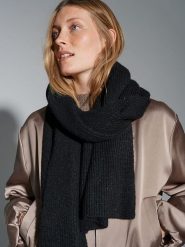 OPUS Szal w kolorze czarnym rozmiar: onesize. Czarne szaliki i kominy Opus, bez wzorów, z materiału. Za 86.99 zł.