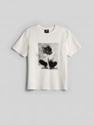 4F T-shirt relaxed z nadrukiem damski - kremowy XS. Białe t-shirty 4f, m, bez wzorów, z bawełny, klasyczne, bez kołnierzyka, bez ramiączek. Za 79.99 zł.