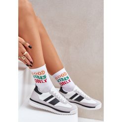 Buty Sportowe Sneakersy Damskie Białe. Białe buty treningowe na lato, bez wzorów, bez zapięcia. Za 146.62 zł.