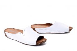 ARTIKER RELAKS 58C3223 biały, klapki damskie. Białe klapki Artiker Relaks, bez wzorów, ze skóry, bez obcasa, na koturnie, bez zapięcia. Za 184.90 zł.