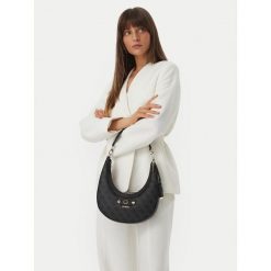 Torebka Guess. Czarne torebki klasyczne Guess, z aplikacjami, klasyczne, bez dodatków. Za 584.99 zł.