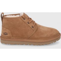 UGG Buty zamszowe damskie kolor brązowy na płaskim obcasie ocieplone. Brązowe botki UGG, bez wzorów, z gumy, z okrągłym noskiem, bez obcasa, na płaskiej podeszwie, bez zapięcia. W wyprzedaży za 469.99 zł.